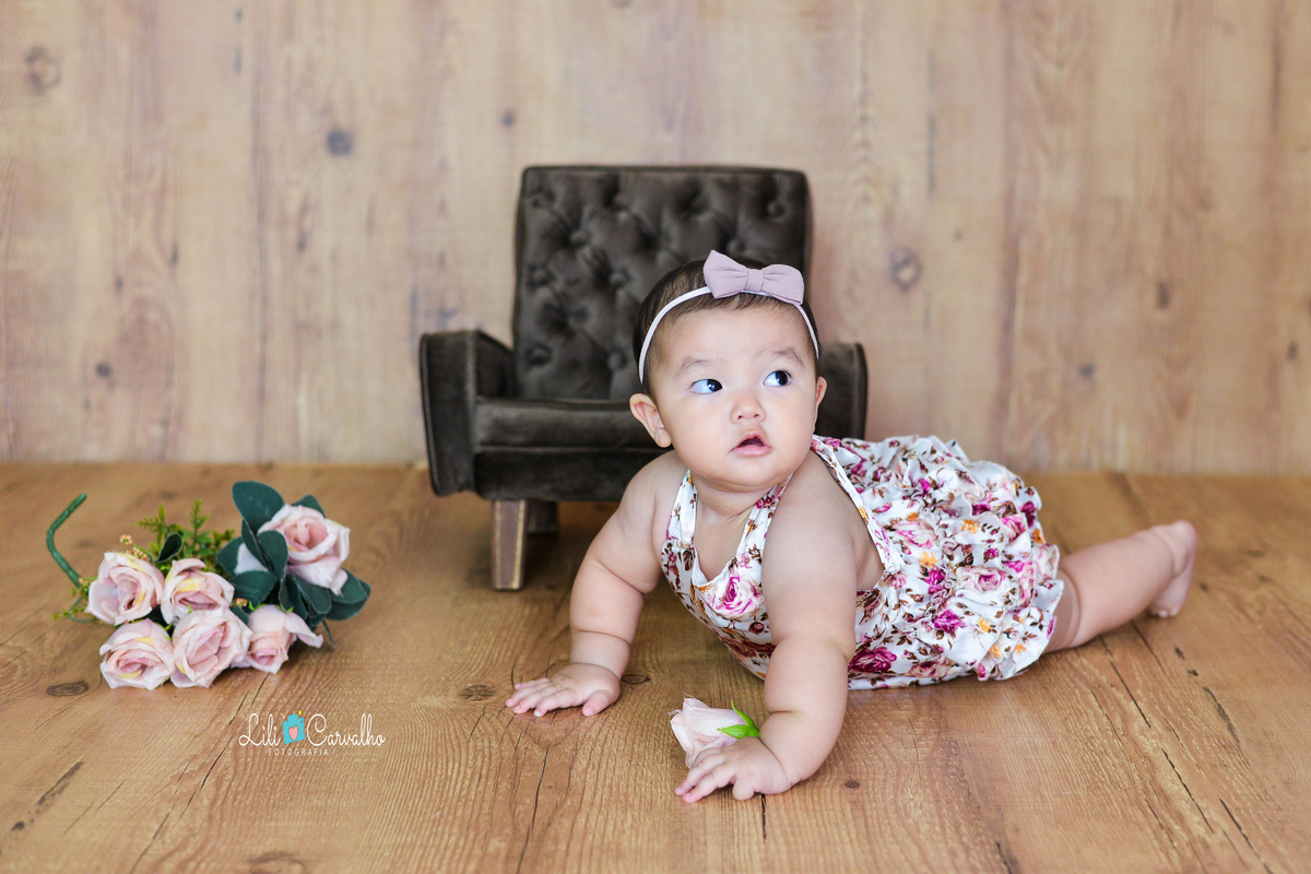 fotografia de bebe no estudio em Maringá engatinhando 