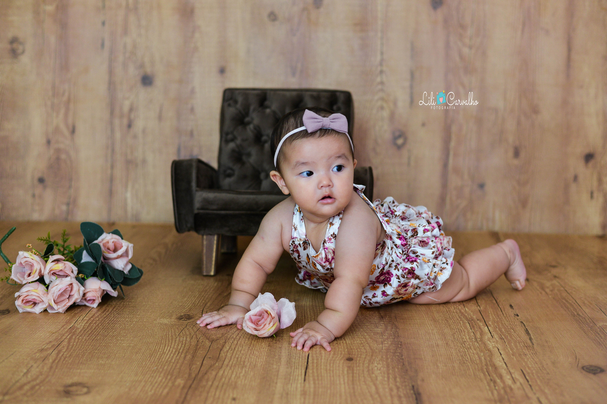 fotografia de bebe no estudio em Maringá olhando de lado