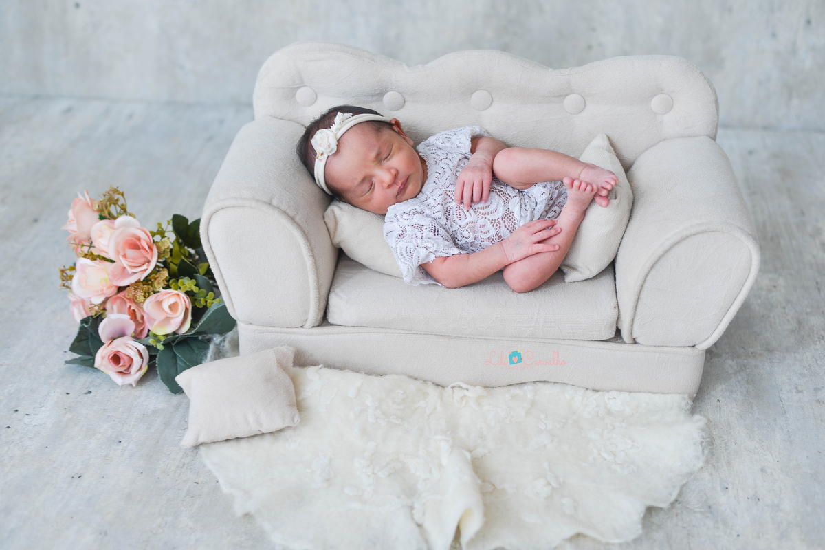 fotografia de bebe recem nascido na cidade de Maringá deitada no sofazinho 