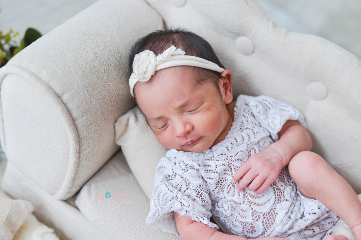 fotografia de bebe recem nascido na cidade de Maringá body de renda 