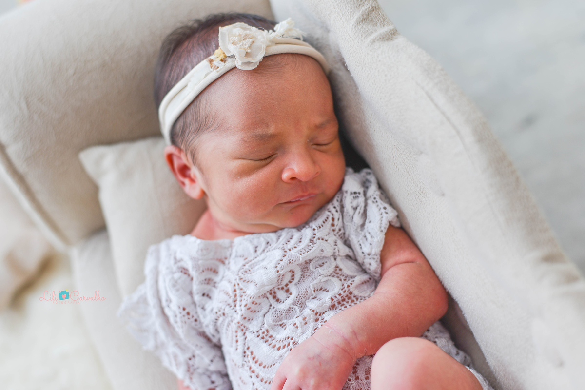 fotografia de bebe recem nascido na cidade de Maringá sofazinho de lado 