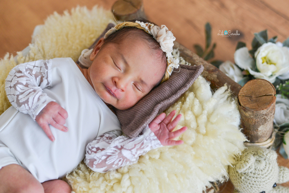 fotografia de bebe recem nascido na cidade de Maringá body de manga de renda 