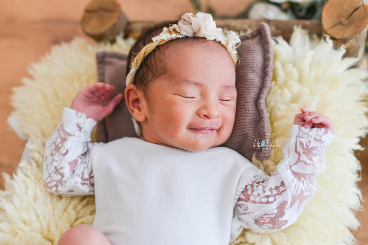 fotografia de bebe recem nascido na cidade de Maringá sorrindo 
