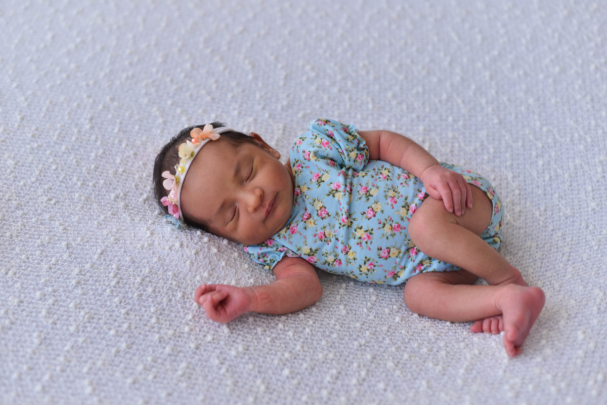 fotografia de bebe recem nascido na cidade de Maringá roupa floridinha 