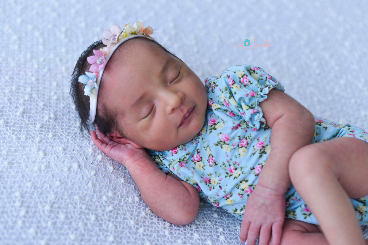 fotografia de bebe recem nascido na cidade de Maringá fazendo pose