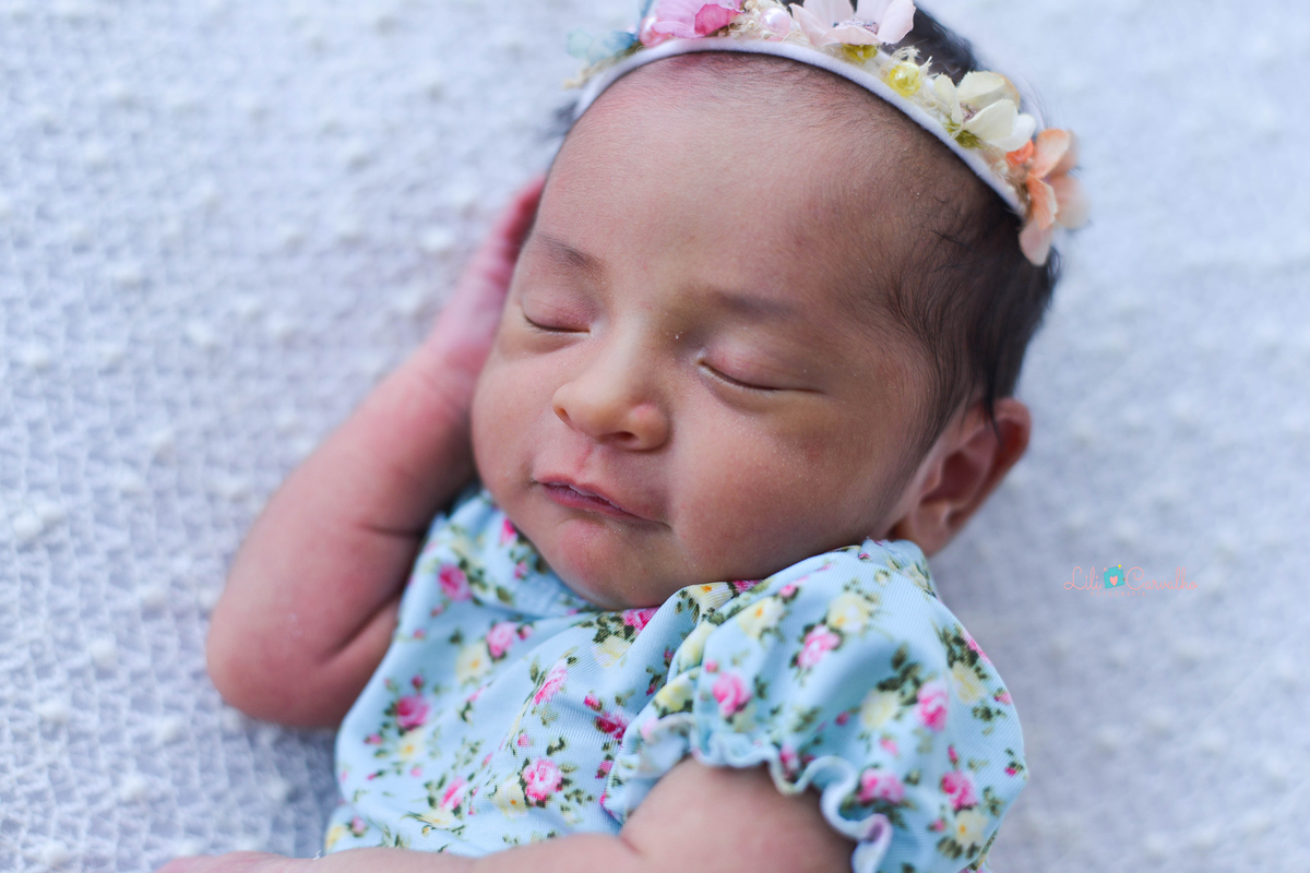 fotografia de bebe recem nascido na cidade de Maringá mão no rostinho 