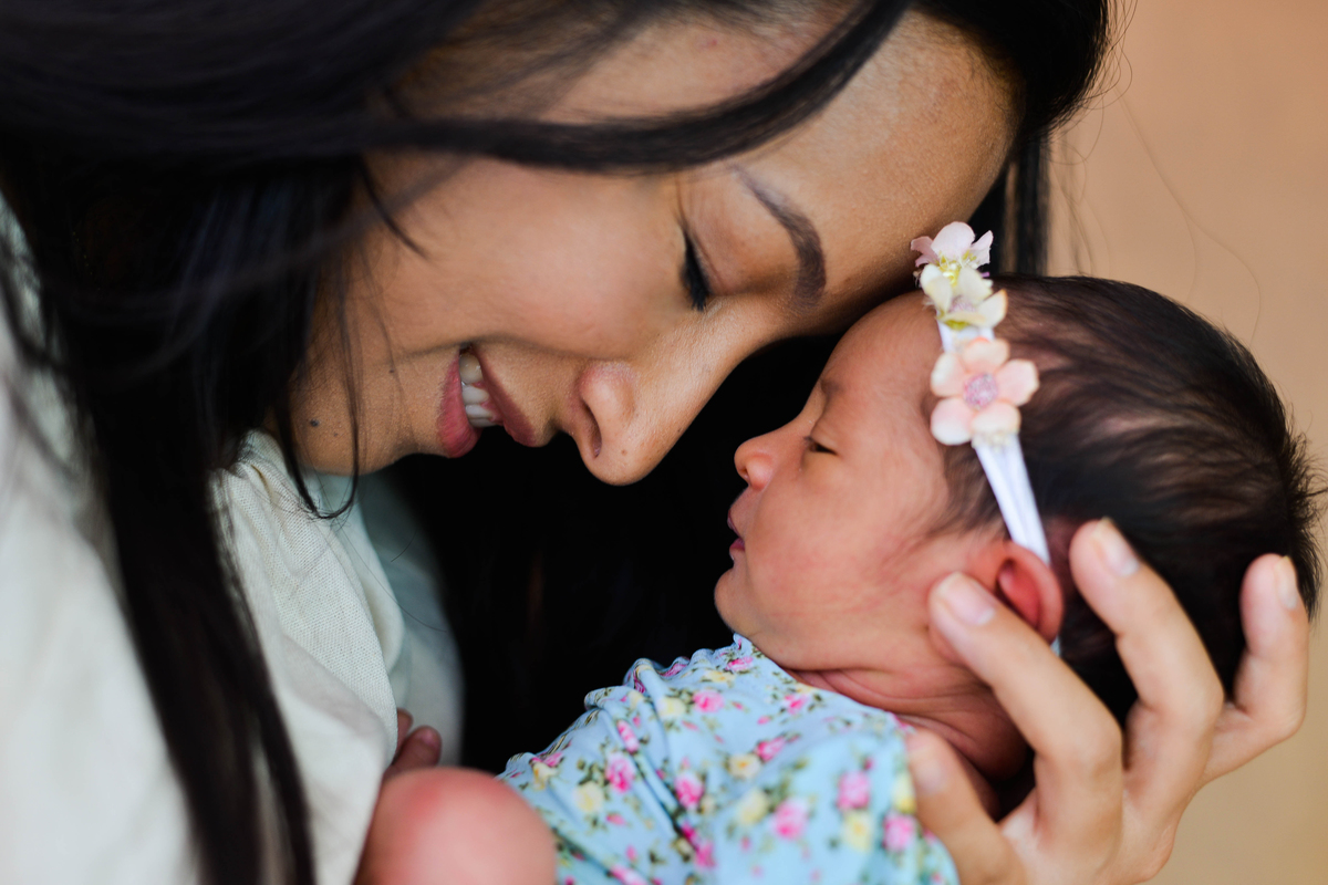 fotografia de bebe recem nascido na cidade de Maringá com a mamãe 