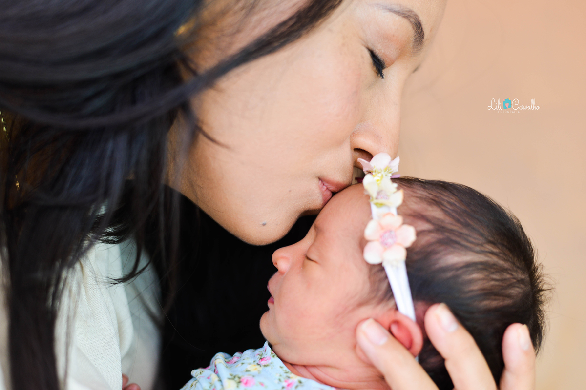 fotografia de bebe recem nascido na cidade de Maringá mamãe beijando 