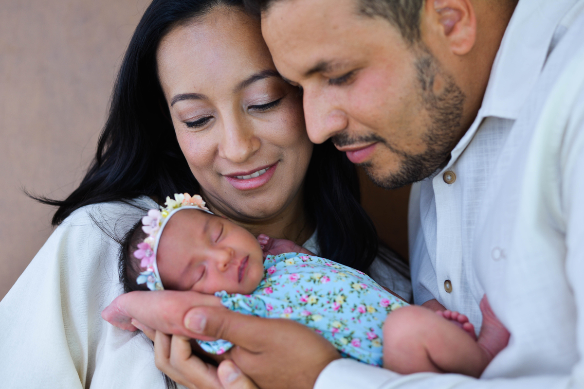 fotografia de bebe recem nascido na cidade de Maringá com os papais 