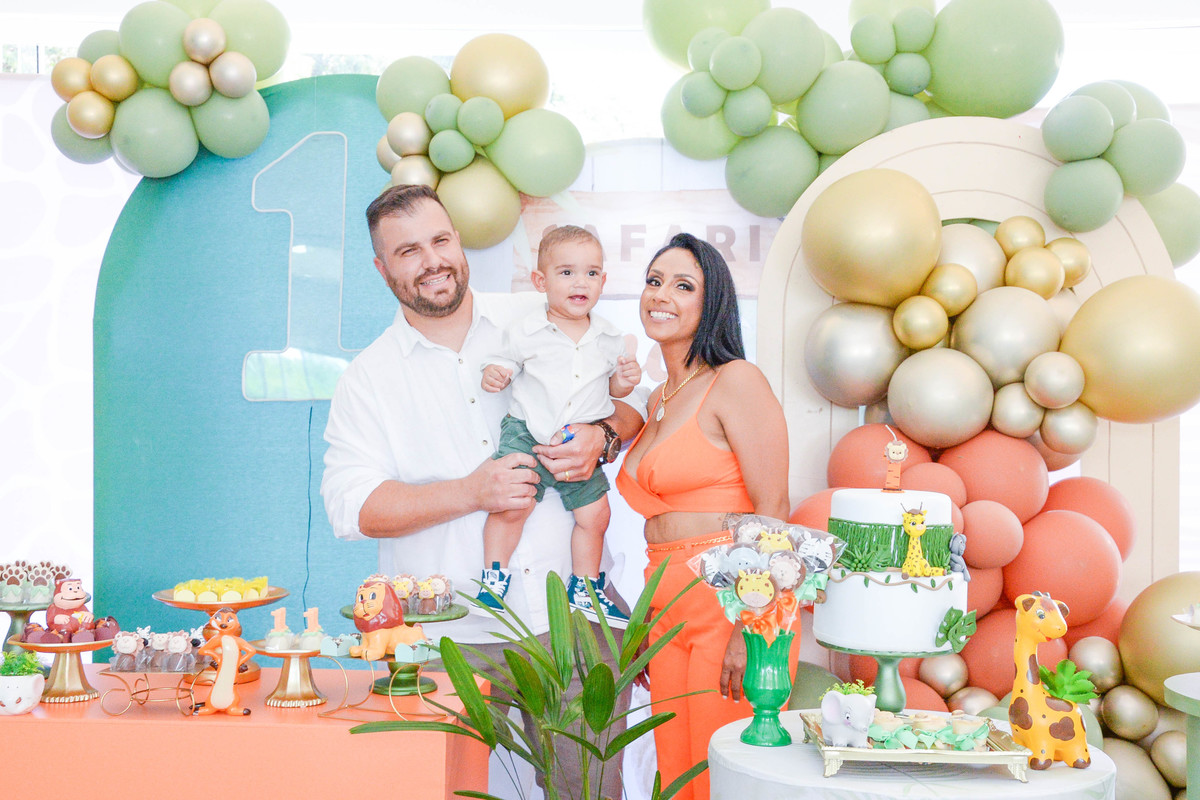 fotografia de aniversario de um ano de menino familia 