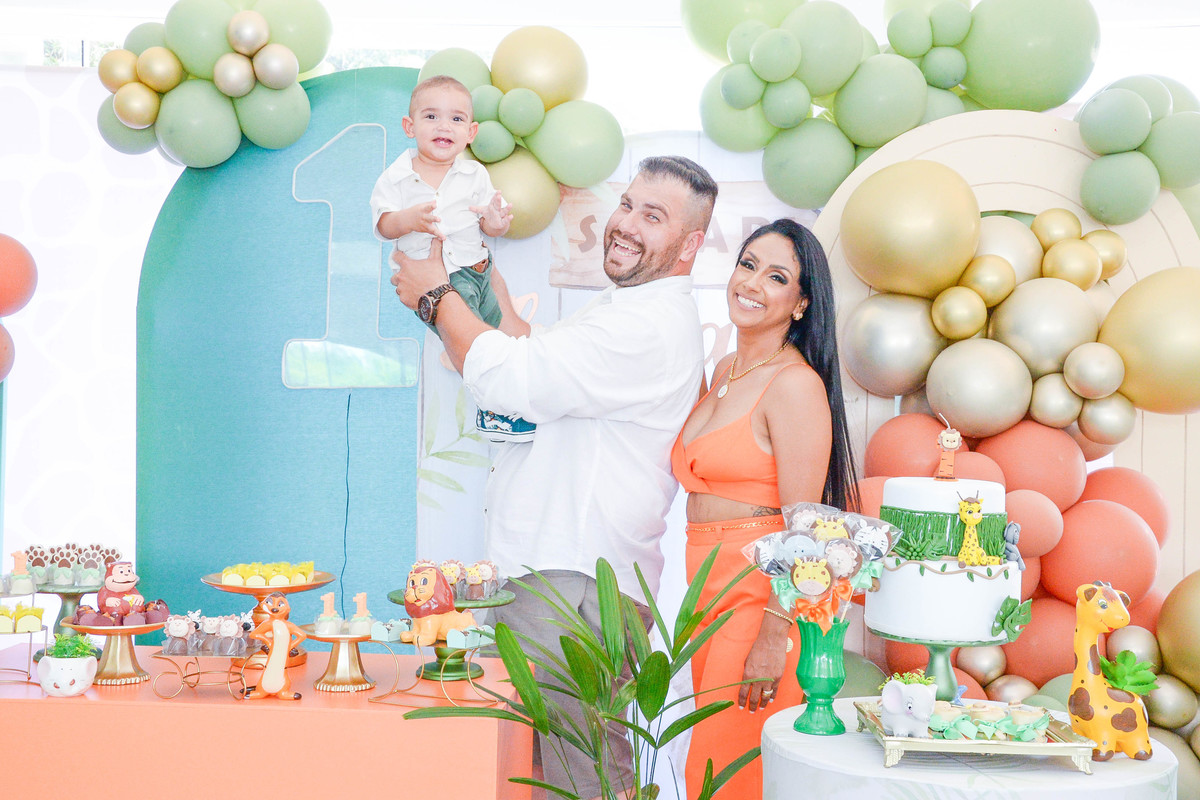 fotografia de aniversario de um ano de menino sorrisos 