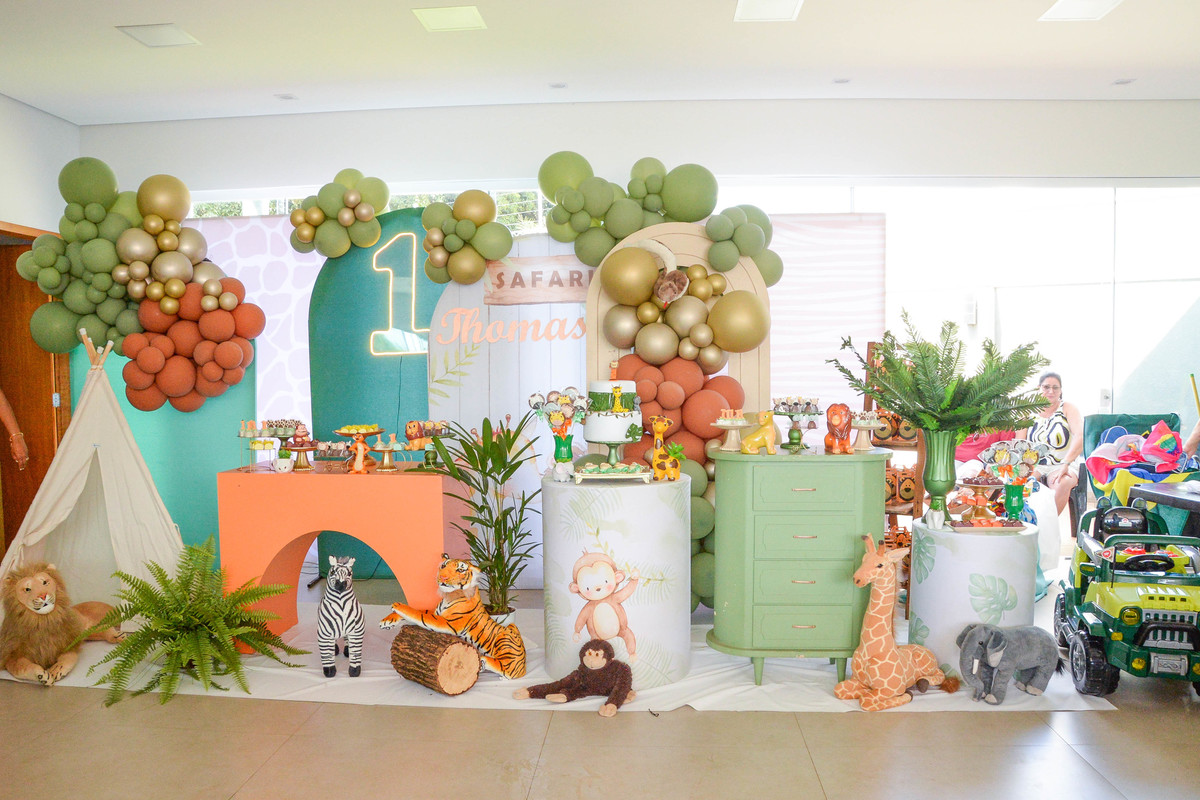 fotografia de aniversario de um ano de menino decoração safari