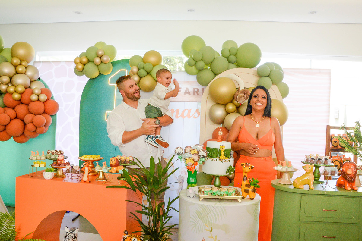 fotografia de aniversario de um ano de menino lindos 