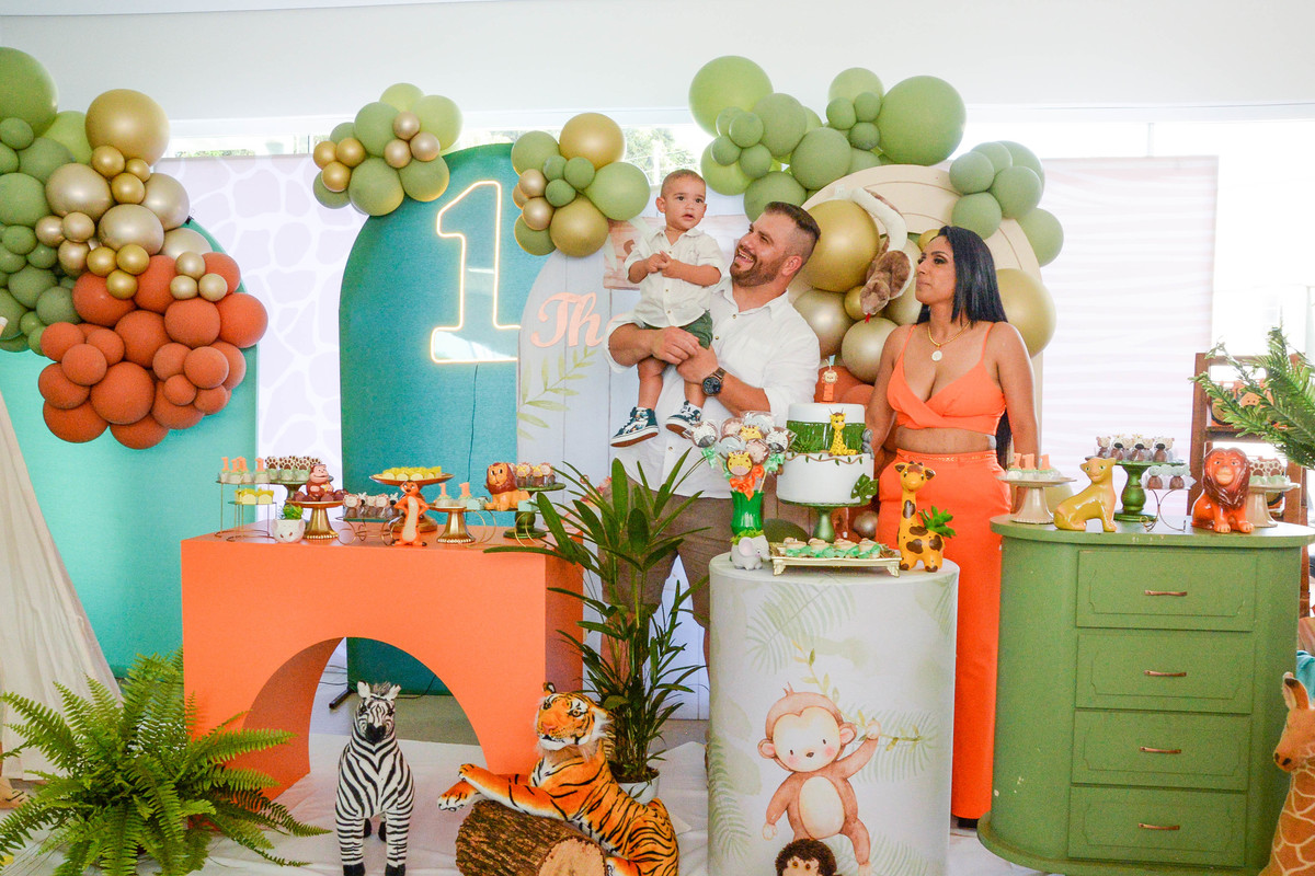 fotografia de aniversario de um ano de menino sorrisos 