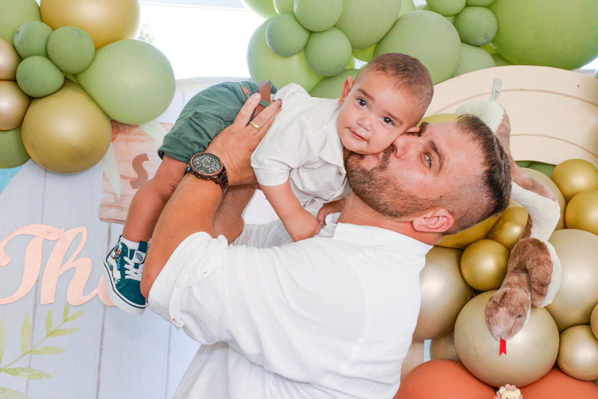 fotografia de aniversario de um ano de menino pai com filho 