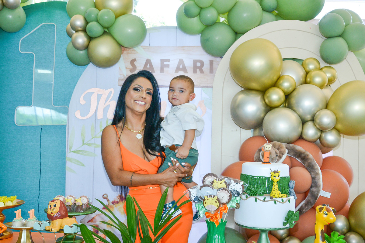 fotografia de aniversario de um ano de menino mae com filho 