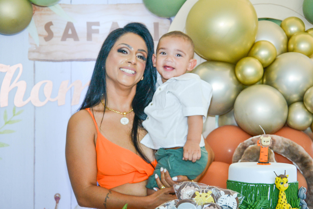 fotografia de aniversario de um ano de menino fofo