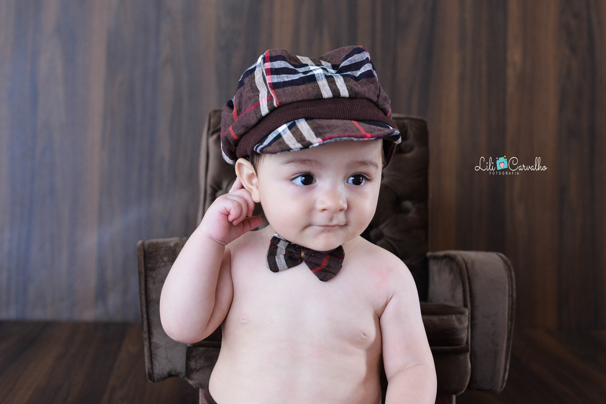 Ensaio fotográfico de bebe em Maringá  mão no rosto 