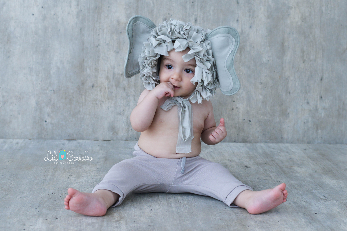 bebe elefantinho com a mão na boca maringá 