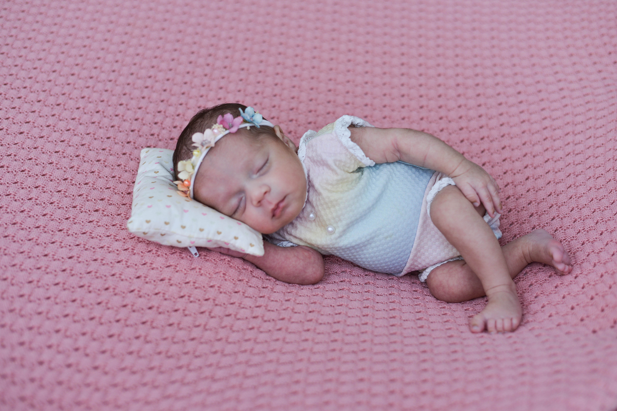 fotografia de bebe recem nascido em maringa, newborn  fazendo pose