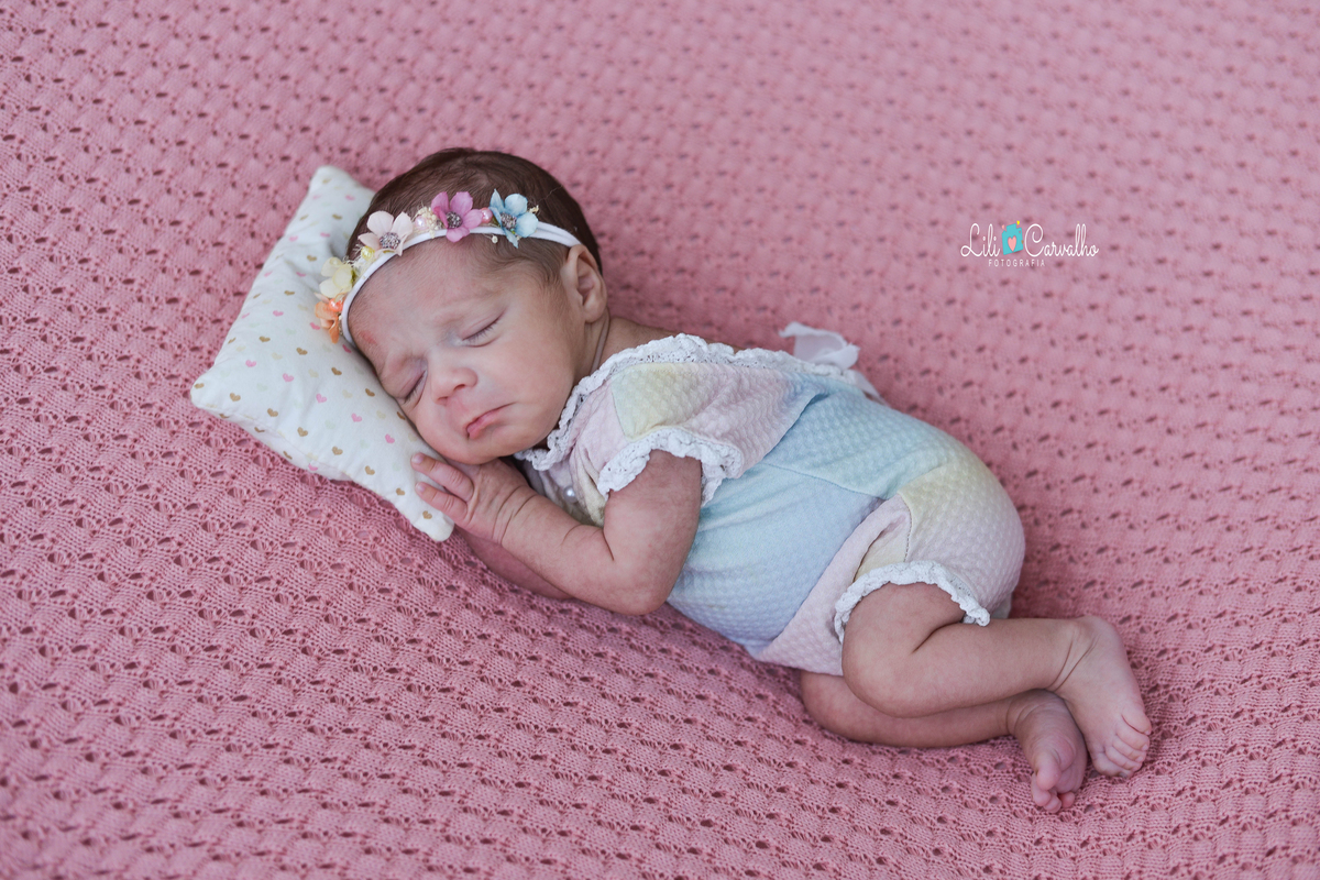 fotografia de bebe recem nascido em maringa, newborn deitadinha, fundo rosa 