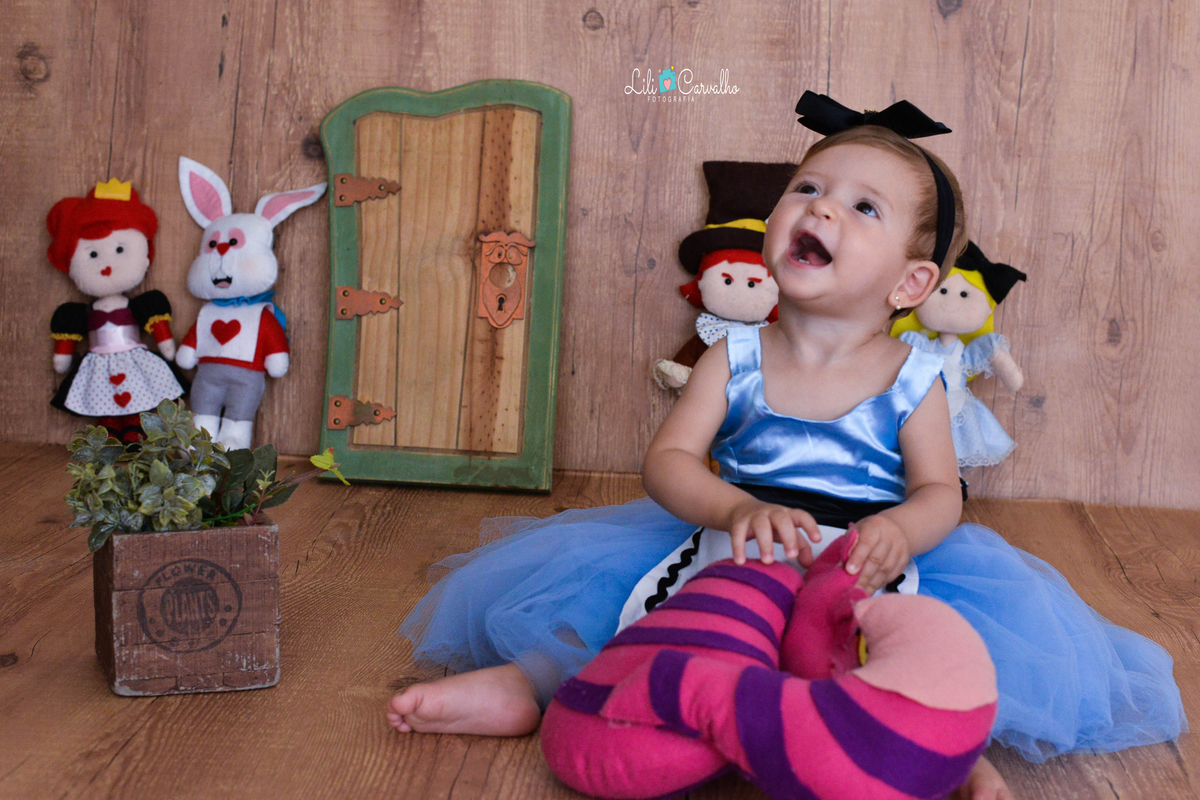 Fotografia de acompanhamento infantil realizada no estudio em Maringá tema alice 