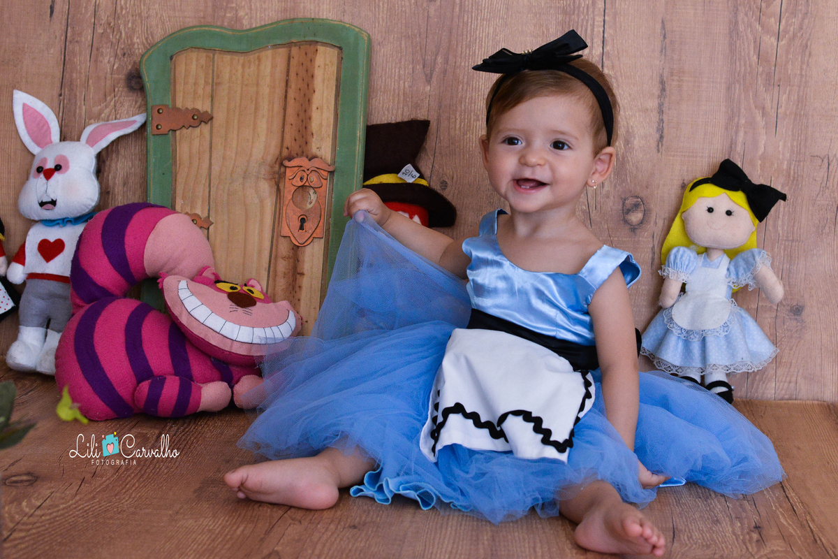 Fotografia de acompanhamento infantil realizada no estudio em Maringá alice no pais das maravilhas 