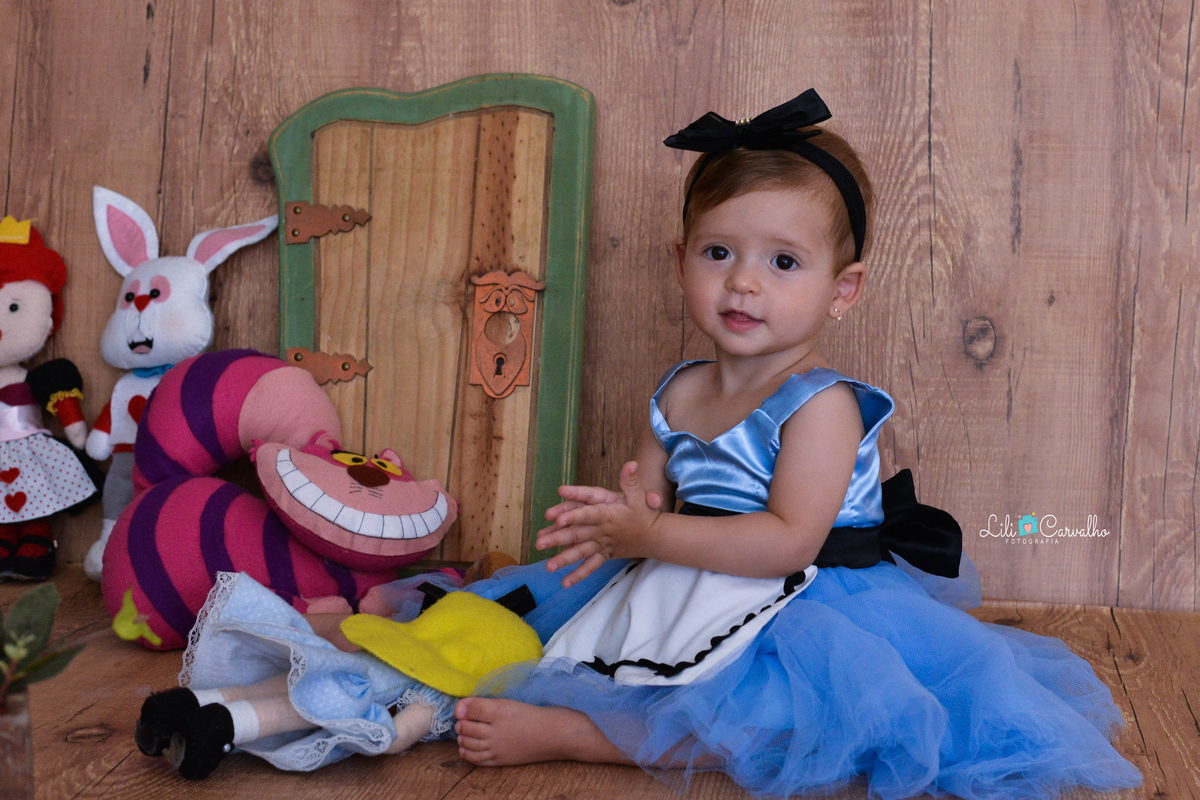 Fotografia de acompanhamento infantil realizada no estudio em Maringá batendo palmas 
