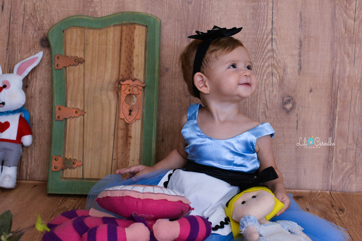 Fotografia de acompanhamento infantil realizada no estudio em Maringá cara de sapeca 