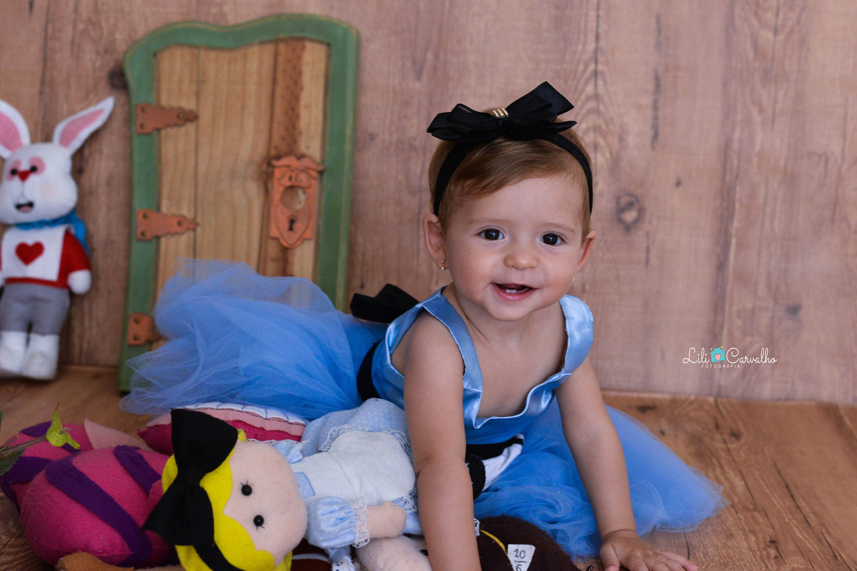 Fotografia de acompanhamento infantil realizada no estudio em Maringá querendo engatinhar 