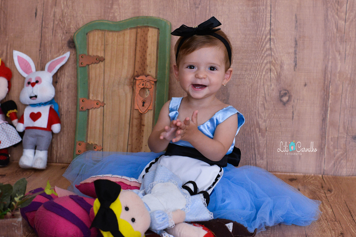 Fotografia de acompanhamento infantil realizada no estudio em Maringá batendo palmas e sorrindo 