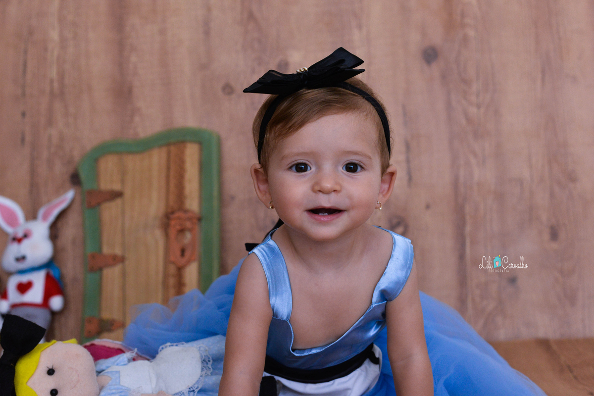 Fotografia de acompanhamento infantil realizada no estudio em Maringá de frente 