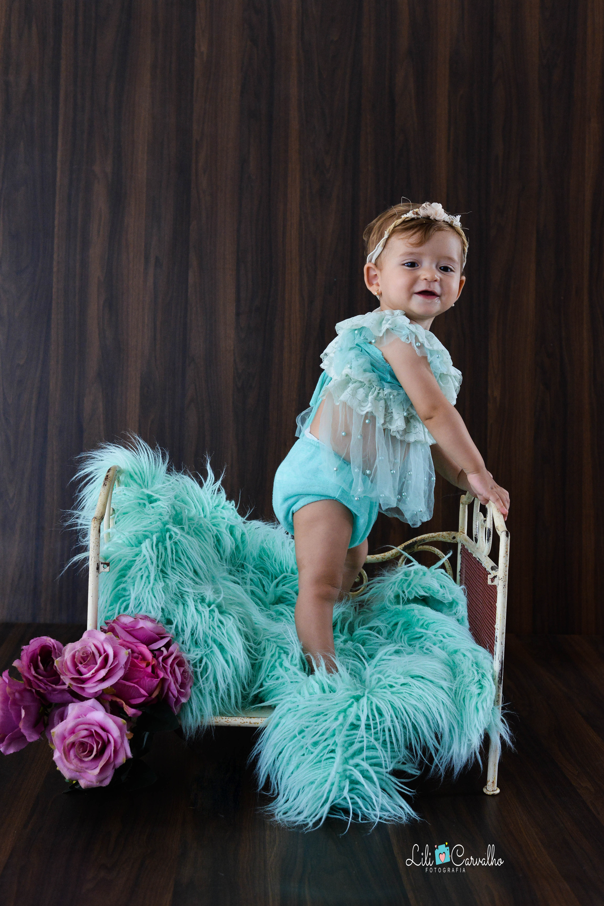 Fotografia de acompanhamento infantil realizada no estudio em Maringá tema livre 