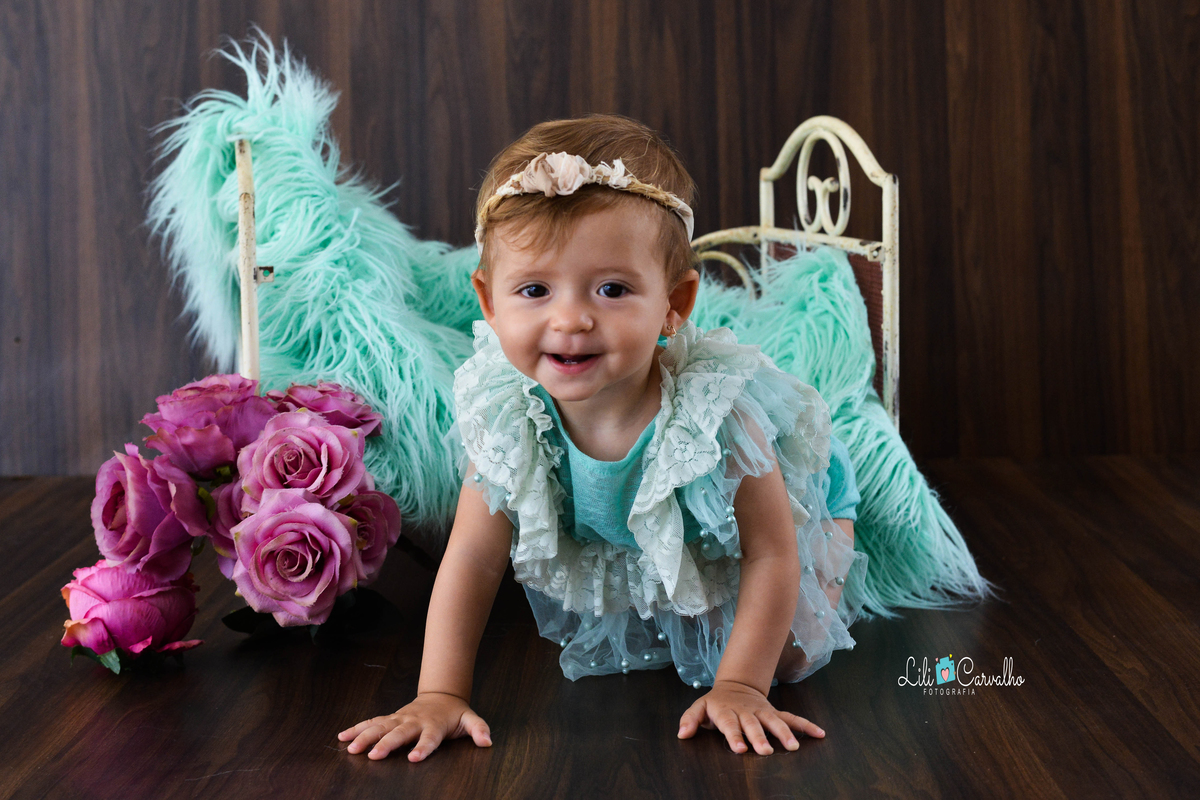 Fotografia de acompanhamento infantil realizada no estudio em Maringá saindo do berço