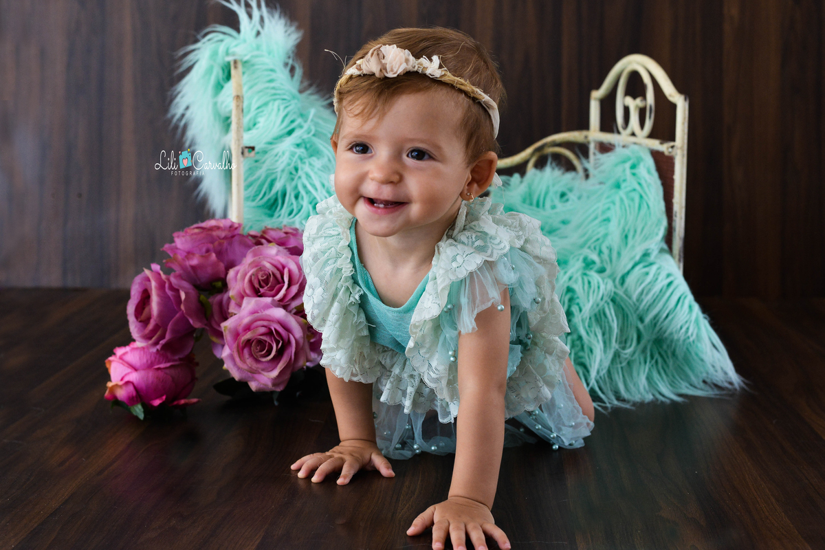 Fotografia de acompanhamento infantil realizada no estudio em Maringá engatinhando 