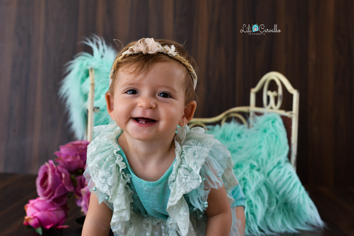 Fotografia de acompanhamento infantil realizada no estudio em Maringá sorrindo 