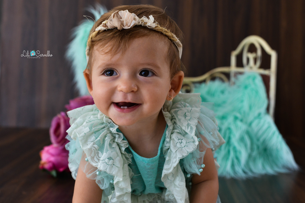 Fotografia de acompanhamento infantil realizada no estudio em Maringá de frente 