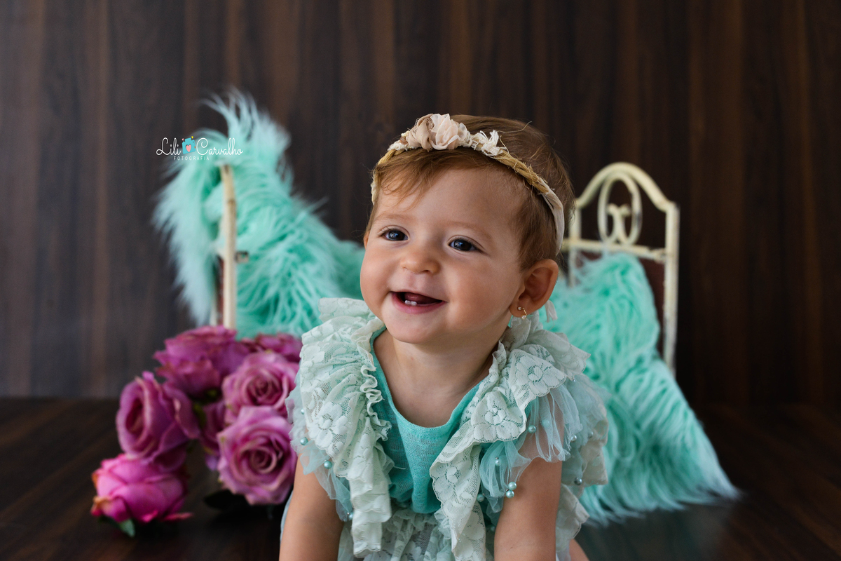 Fotografia de acompanhamento infantil realizada no estudio em Maringá de ladinho 