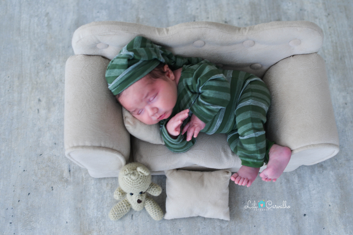 foto de cima do bebê dormindo em Maringá 