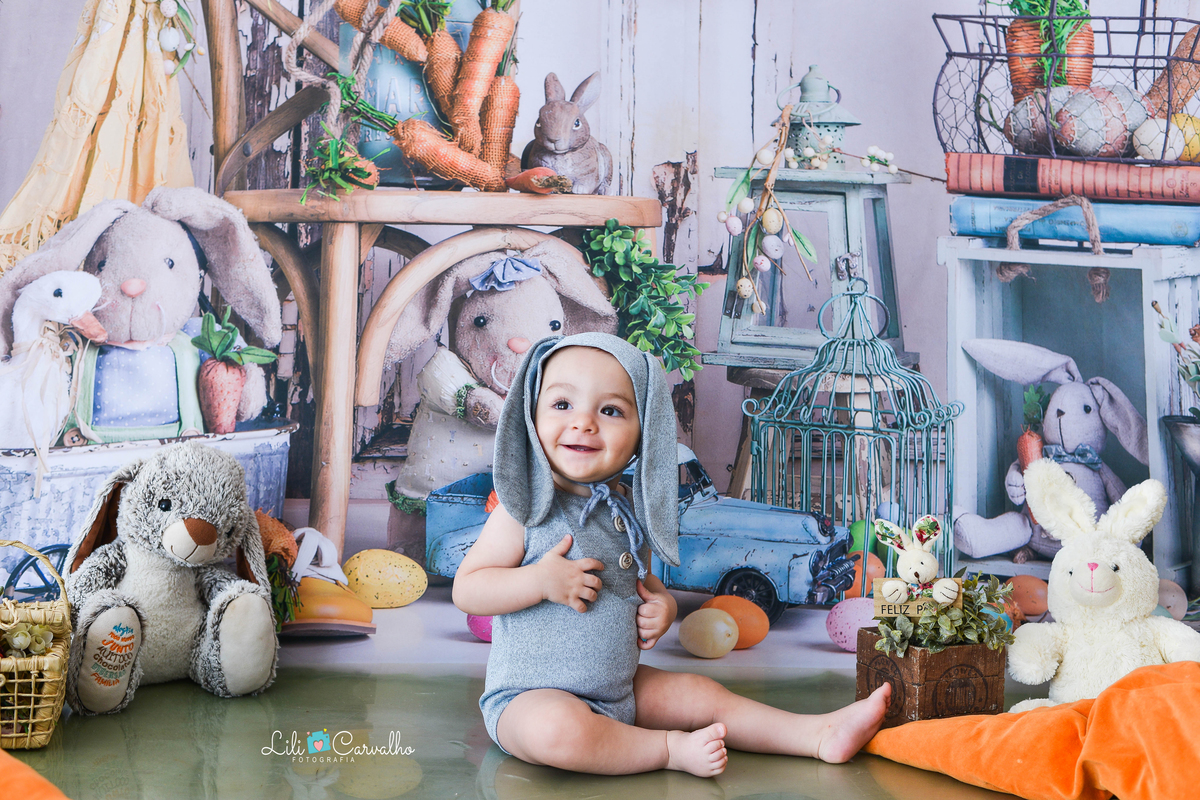 foografia de bebê no tema de páscoa realizado em Maringá olhando de lado
