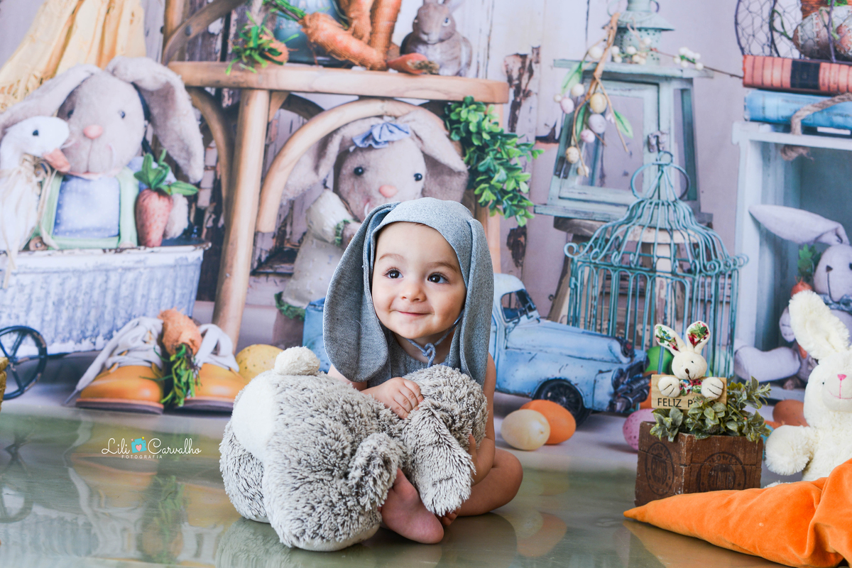 foografia de bebê no tema de páscoa realizado em Maringá sorrindo para mamãe