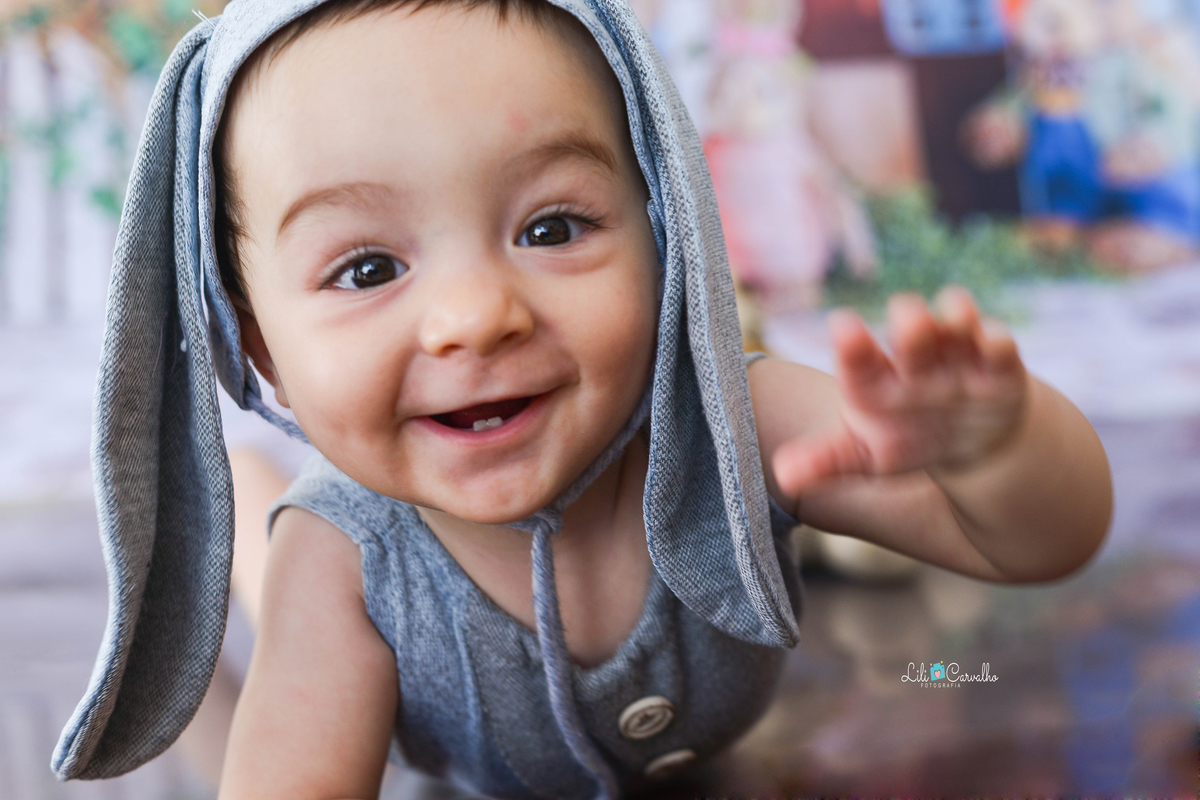 foografia de bebê no tema de páscoa realizado em Maringá gargalhada 