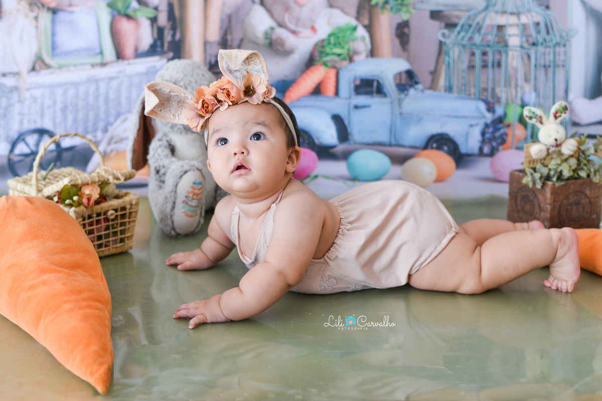 foto de bebe em maringa, tema pascoa, ensaio no estudio  engatinhando 