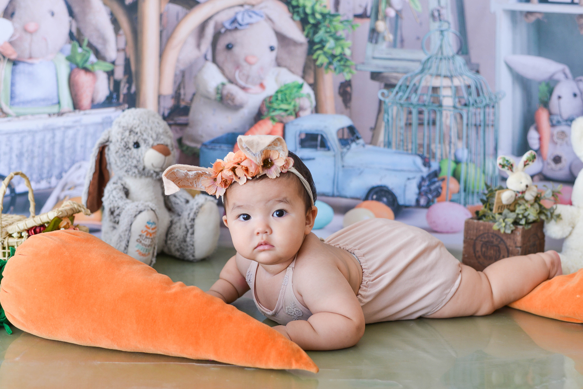 foto de bebe em maringa, tema pascoa, ensaio no estudio  no chão 