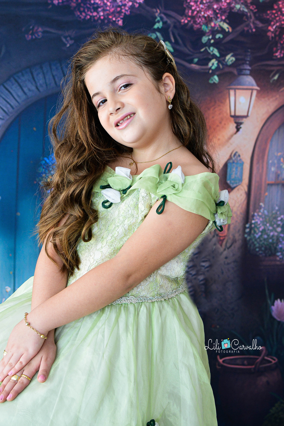 Foto de menina no estudio em Maringá,. vestido verde, tema páscoa, 