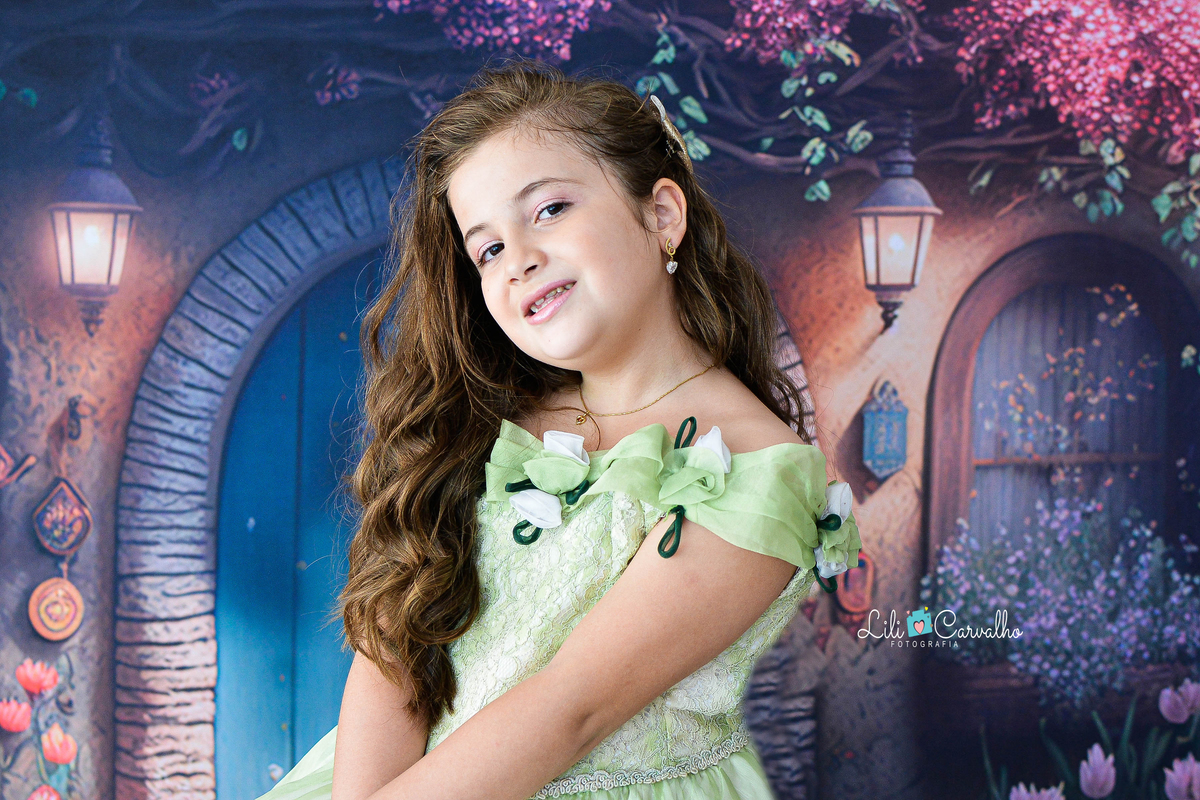 Foto de menina no estudio em Maringá,. vestido verde, tema páscoa,  de lado 