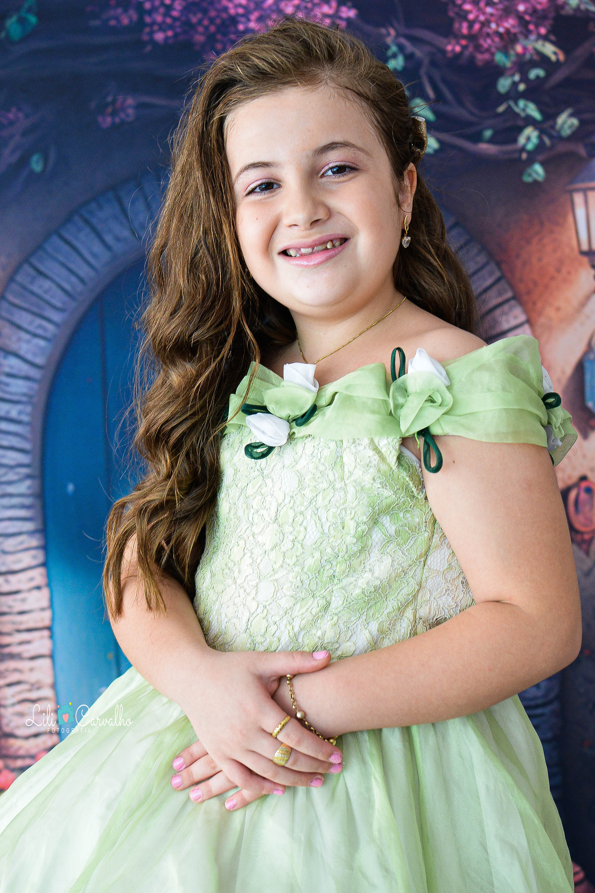 Foto de menina no estudio em Maringá,. vestido verde, tema páscoa,  bem de perto 