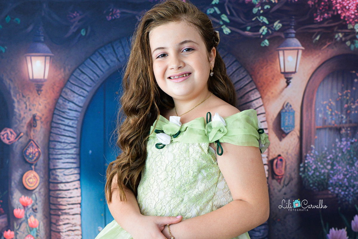 Foto de menina no estudio em Maringá,. vestido verde, tema páscoa,  sorrindo 