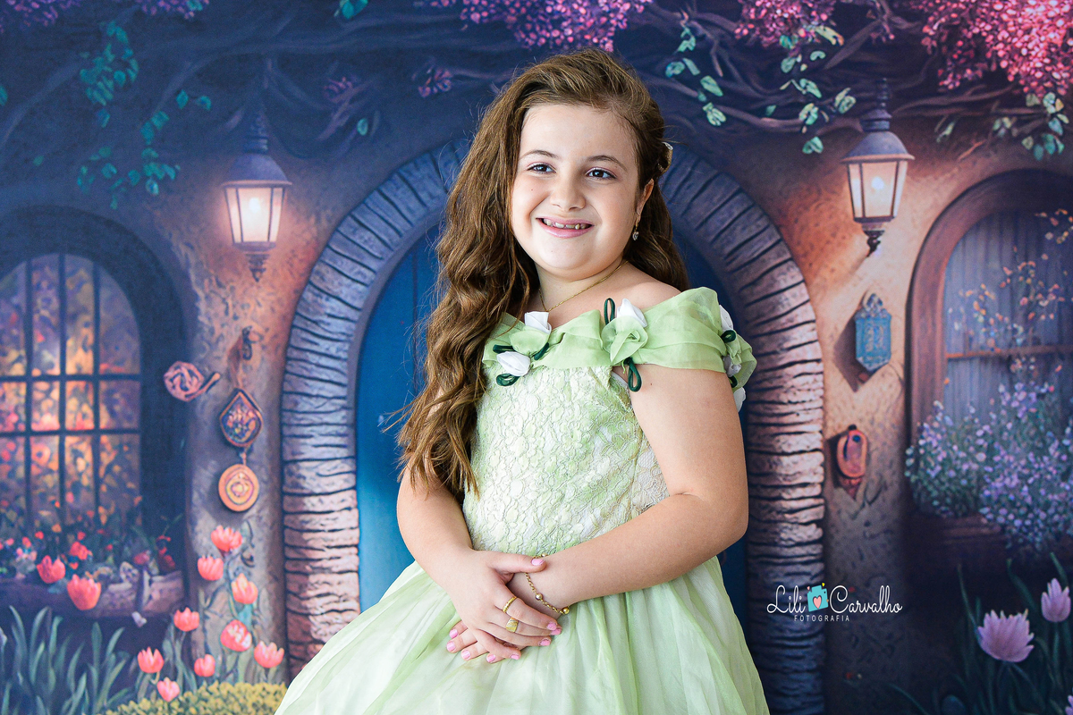 Foto de menina no estudio em Maringá,. vestido verde, tema páscoa,  maravilhosa, 