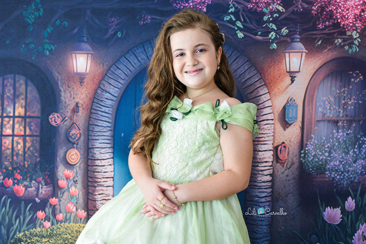 Foto de menina no estudio em Maringá,. vestido verde, tema páscoa, 